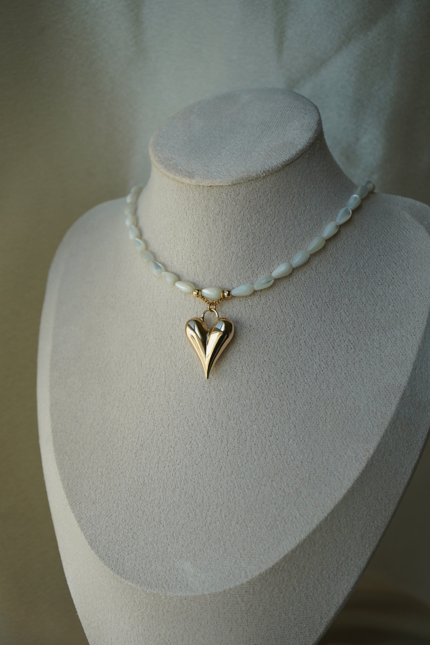 Elegant Heart-Shaped Seashell Pearl Necklace: Handcrafted Beach-Inspired Pendant for Ocean Lovers